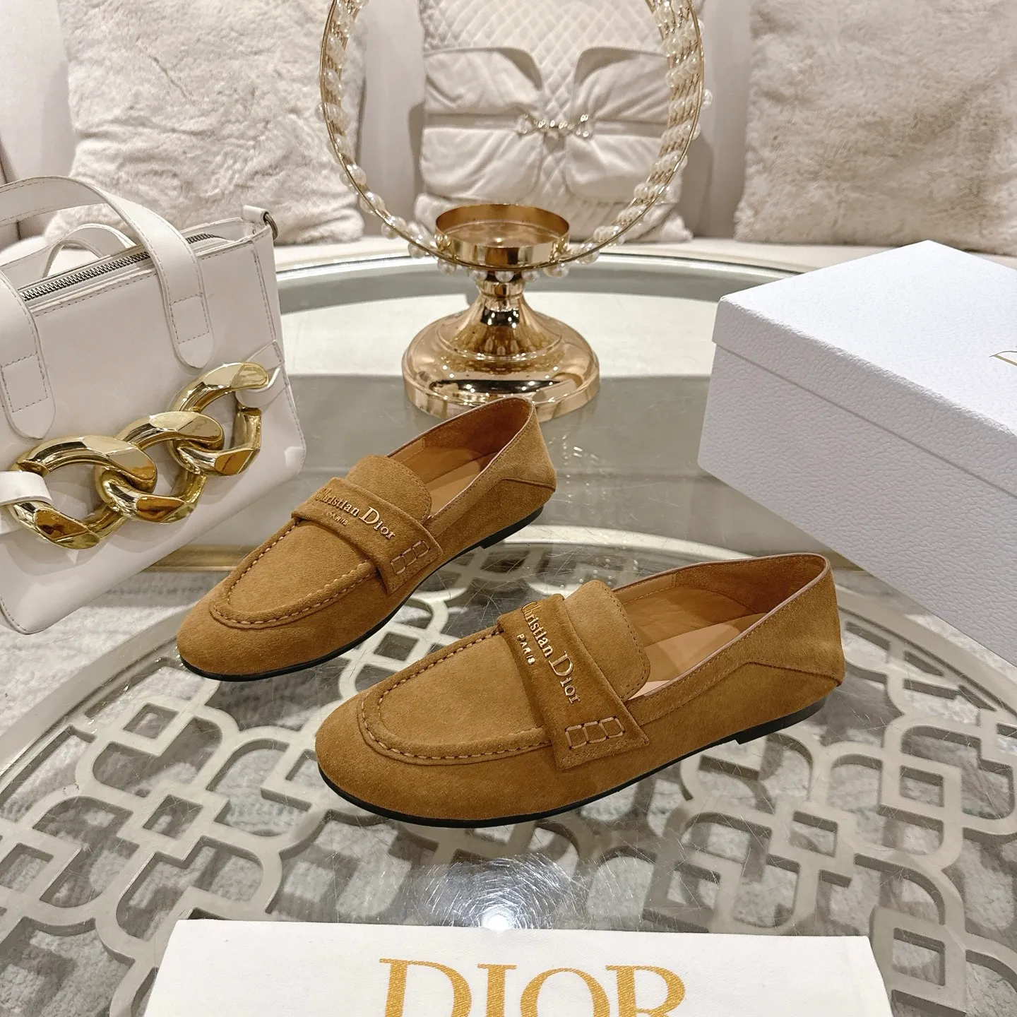 👟👟Ex-factory price 640👟👟 🍸 Dior Dior | 2025 ˢˢD Home 2025 Spring and Summer New Products The latest popular slip-on letter buckle loafers series〰 Original purchase, development and production👍🏻This Dior loafer is carefully made of black glossy cow leather, and the front letter plate is decorated with golden tone Christian Dior Paris logo. Paired with a leather-injected outsole, it adds classic style to any casual look. Upper: original cowhide/cow suede, lining: cowhide, outsole: injection molded leather outsole imported from Italy, heel height: 1cm, size: 35-42 (customized at 40.41.42)